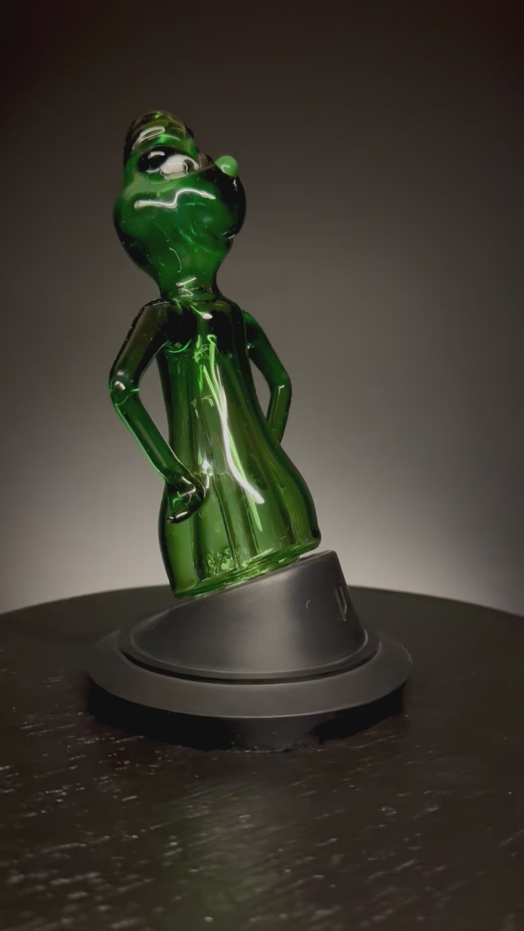 video of custom puffco peak glass top the grinch